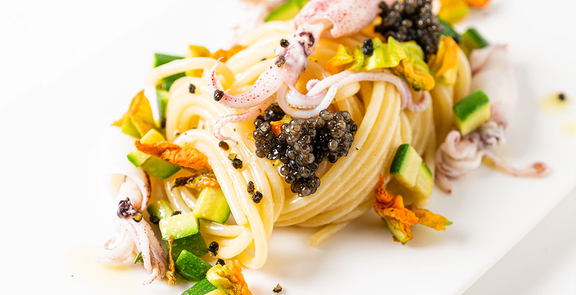 Spaghetti con calamaretti spillo, zucchine e caviale Cru Caviar