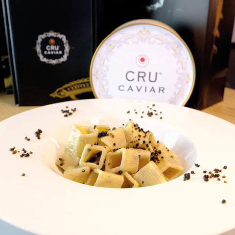 Pasta, burro con caviale e caviale croccante