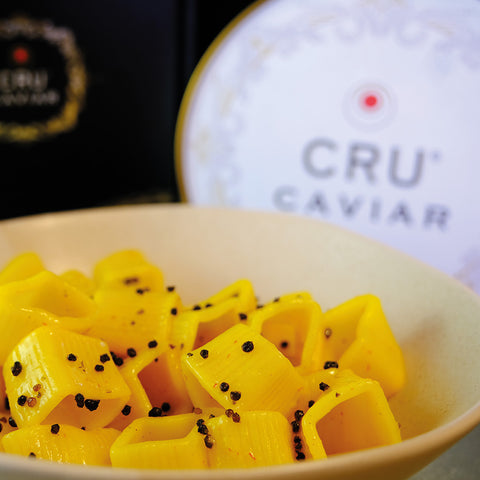 Pasta, burro con zafferano e caviale croccante